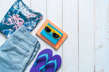 Gezgin, yaz tatili ahşap arka plan üzerinde erkek casual kıyafetler