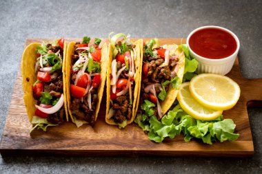 Meksika usulü et ve sebzeli taco.