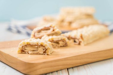 beyaz çikolata karamel ve gevrek gevrek ahşap bar ile