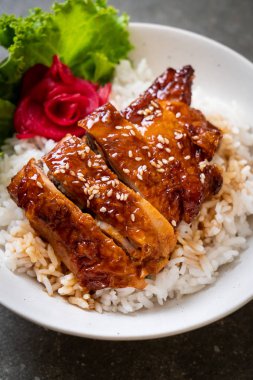 tepesinde ekmek kapısı üzerinde teriyaki soslu ızgara tavuk
