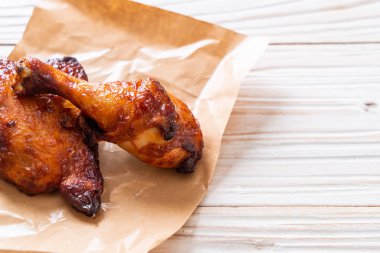 Masada ızgara ve ızgara tavuk.