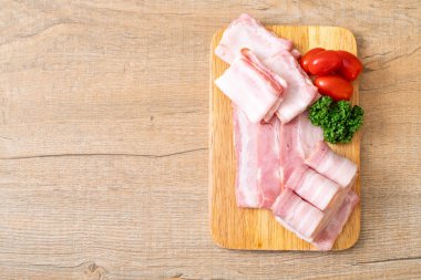 Ahşap tahta üzerinde çiğ domuz pastırma dilimlenmiş