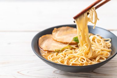 chaashu domuz eti - Japon tarzı ile TONKOTSU ramen erişte