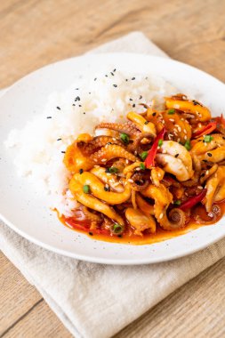 tavada kızartılmış ahtapot veya kalamar ve pirinç - Kore yemeği tarzı ile Kore baharatlı hamur (osam bulgogi)