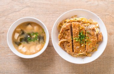 Kızarmış domuz pirzolası kasesi (Katsudon) - Japon yemek tarzı