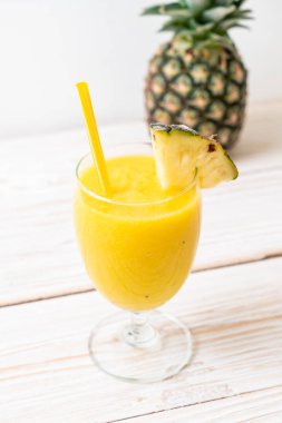 Tahta masada taze ananas suyu bardağı - Sağlıklı içecek