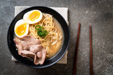 domuz eti ve yumurta - Japon tarzı ile TONKOTSU ramen erişte