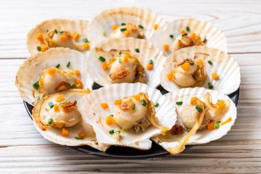 Kızarmış deniz tarağı, tereyağı ve sarımsak.