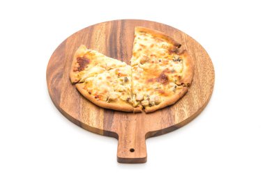 Beyaz arka plan üzerinde izole Kremalı mantarlı pizza