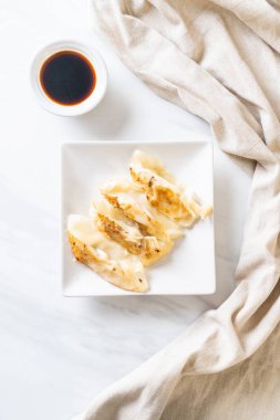 Japon gyoza 'sı ya da soya soslu hamur tatlısı.
