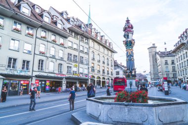 Bern, İsviçre - 23 Ağustos 2018: alışveriş sokağı üzerinde insanlarla Zytglogge Astronomik Saat Kulesi Bern İsviçre.