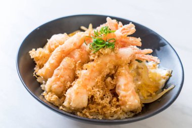 kızarmış karides tempura üzerinde beyaz surat - Japon yemekleri stil tepesinde