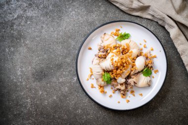 Kızarmış kalamar ya da tabakta sarımsak olan ahtapot.