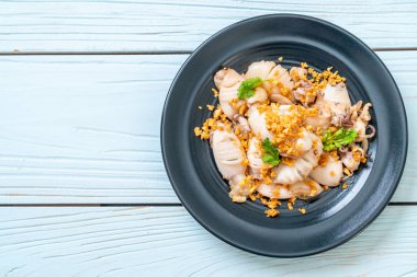 Kızarmış kalamar ya da tabakta sarımsak olan ahtapot.