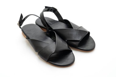 Beyaz arka plan üzerinde izole slingback ile moda erkek ve kadın deri sandaletler