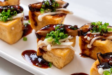 Shitake Mantarlı ızgara Tofu ve Altın İğne Mantarı - sağlıklı, vejetaryen veya vejetaryen yemek tarzı