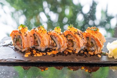 somon suşi rulo ile kaz ciğeri - Japon gıda tarzı