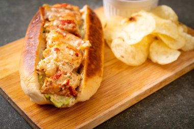 Ev yapımı ıstakoz rulo patates cipsi ile ahşap tahta üzerinde