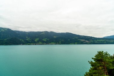 Thun Gölü ile İsviçre bulutlu