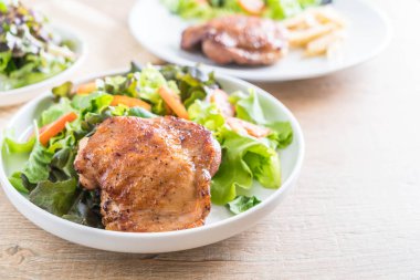 ızgara tavuk biftek tabakta sebze salatası ile