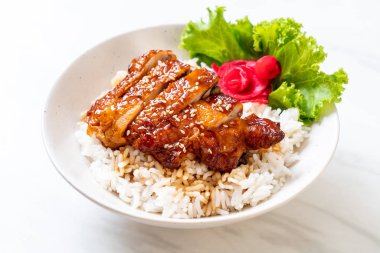 tepesinde ekmek kapısı üzerinde teriyaki soslu ızgara tavuk