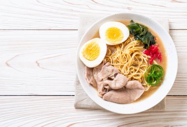 domuz eti ve yumurta - Japon tarzı ile TONKOTSU ramen erişte