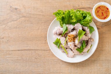 Soslu ve sebzeli haşlanmış balık sosu.