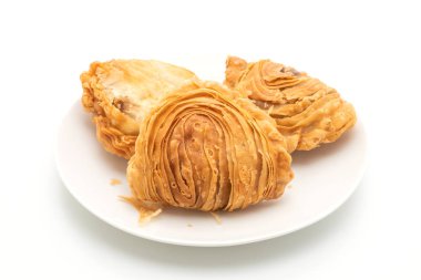 tavuk köri puf böreği beyaz arka plan üzerinde izole