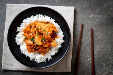 Pirinçli kimchi ve domuz kızartması. Kore usulü.