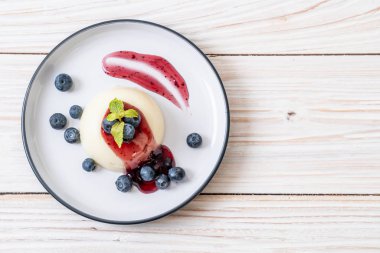 yoğurt puding taze yaban mersini - sağlıklı yemek ve tatlı ile