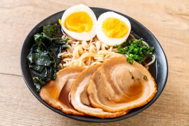 Japon usulü domuz eti ve yumurtalı Shoyu eriştesi.