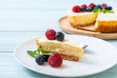 Ev yapımı cheesecake taze ahududu ve yaban mersini ile