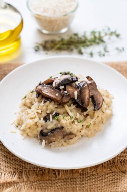 Mantar ve peynir ile ev yapımı risotto
