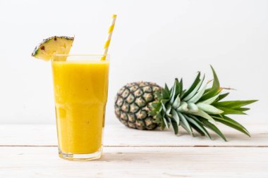 Tahta masada taze ananas suyu bardağı - Sağlıklı içecek