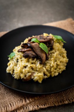 Pesto ve peynir ile ev yapımı Mantarlı Risotto