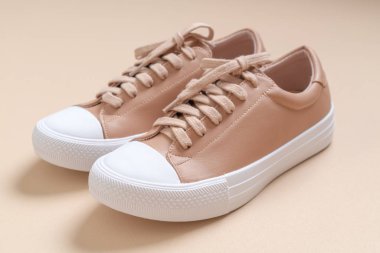 güzel kadın deri spor ayakkabı ayakkabı