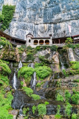St. Beatus mağara ve şelaleler Thunersee, Sundlauenen İsviçre yukarıda.