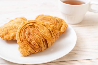 tavuk köri puf böreği ahşap arka plan üzerinde