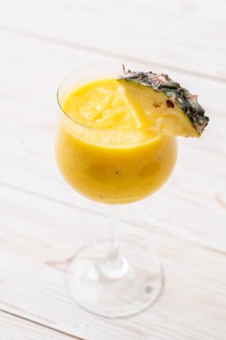 Tahta masada taze ananas suyu bardağı - Sağlıklı içecek