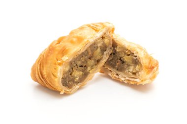 tavuk köri puf böreği beyaz arka plan üzerinde izole