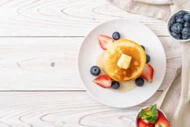 tereyağlı gözleme, çilek, yabanmersini ve bal