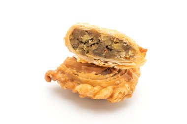 tavuk köri puf böreği beyaz arka plan üzerinde izole