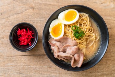 domuz eti ve yumurta - Japon tarzı ile TONKOTSU ramen erişte
