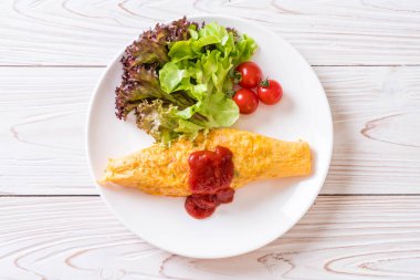 Bir omlet sarma sebzeli aromalı kızarmış pirinç