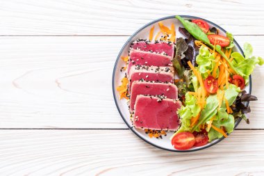 Taze ton balığı ve sebze salatası. Sağlıklı yemek.