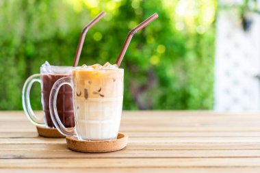 buzlu latte ile klasik cam buzlu çikolata kahve