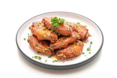 pişmiş Barbekü tavuk kanadı ile Beyaz Susam beyaz arka plan üzerinde izole