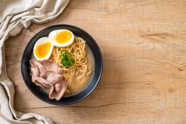 domuz eti ve yumurta - Japon tarzı ile TONKOTSU ramen erişte