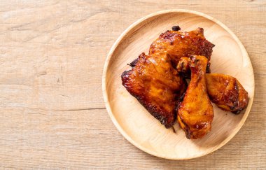 Masada ızgara ve ızgara tavuk.