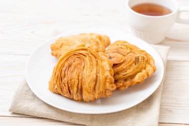 tavuk köri puf böreği ahşap arka plan üzerinde